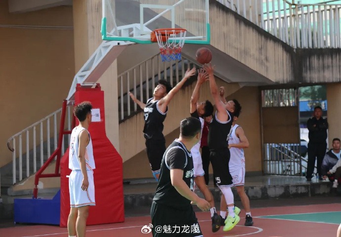 与球迷间越